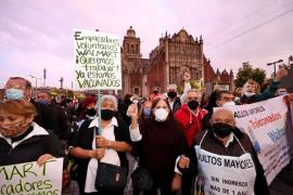 Empacadores de la tercera edad protestan en Palacio Nacional; tras 14 meses siguen sin trabajo