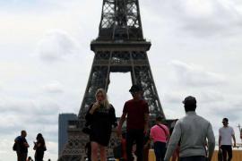 Franceses salen a la calle sin mascarilla, mientras pandemia no cede en otros países