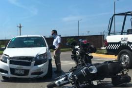 Motopatrullero lesionado tras chocar con auto frente a recinto portuario, en Veracruz