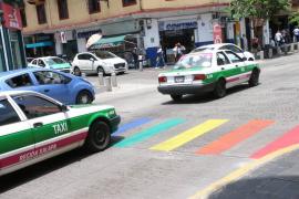 Paso peatonal en centro de Xalapa es pintado con colores de la comunidad LGBTTTIQ y Trans