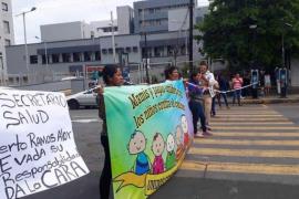 Padres de niños con cáncer bloquean 20 de Noviembre en Veracruz