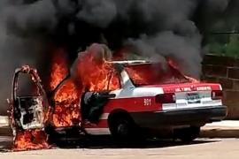 Sujetos roban taxi y lo incendian, al sur de Veracruz
