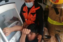 Rescata Protección Civil a niño atrapado en lavadora