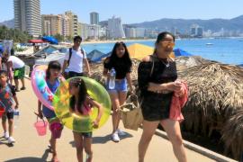 Turistas en Acapulco relajan medidas y olvidan el cubrebocas