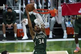 Giannis Antetokounmpo acerca a Milwaukee 2-1 en las Finales