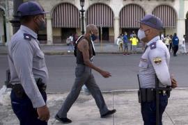 Despierta Cuba bajo custodia policial y sin internet móvil