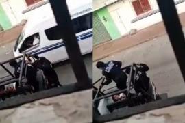 Policías municipales patean en la cara a mujer esposada