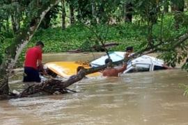 Taxi es arrastrado por corriente de río en Tezonapa