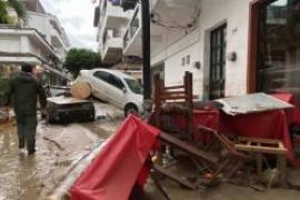 Miles dejan sus casas ante potente huracán