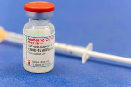 Hallan 'partícula metálica' en vacuna contaminada de Moderna