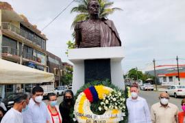 Embajador de Venezuela coloca ofrenda floral en busto de Simón Bolívar en Veracruz