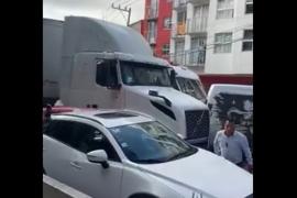 Tráiler embiste automóviles para no ser detenido