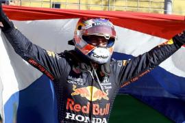 Max Verstappen gana el GP de Holanda, 'Checo' con gran remontada