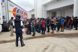 INM asegura a 334 migrantes en caseta de Veracruz