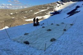 Cubren glaciar con sábana para protegerlo del cambio cimático