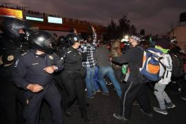 Caravana migrante se enfrenta a policías capitalinos en su llegada a la CDMX